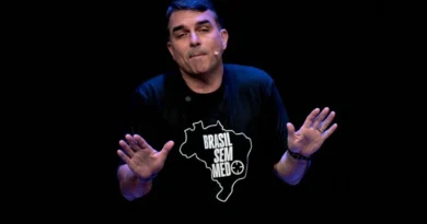 A justificativa de Flávio Bolsonaro para a ausência de uma vice mulher
