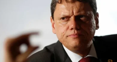 Tarcísio diz que caso ‘Dark Horse’ está esclarecido mesmo sem explicações de Flávio Bolsonaro