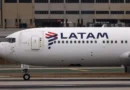 Avião da Latam é obrigado a arremeter após aproximação de balão na pista do Galeão, no Rio