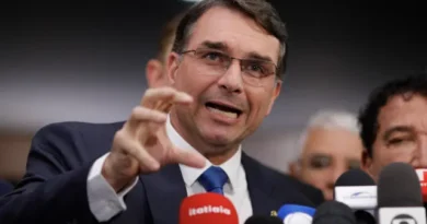 Flávio Bolsonaro se reúne com Republicanos e reforça vaga de vice, mas partido resiste