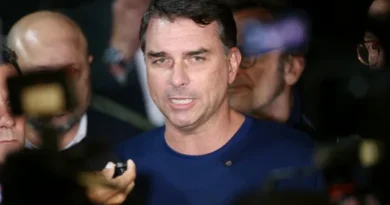 Após faltar a debate, Flávio Bolsonaro destaca ausência de Lula e diz querer debater com ele