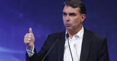Flávio Bolsonaro diz que vai aceitar resultado das urnas e que TSE é diferente de 2022