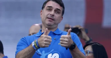 Flávio marca ato em Copacabana e avalia ida a cidade da facada para mobilizar base bolsonarista