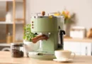 O erro de limpeza que cria um antro de germes na sua máquina de café