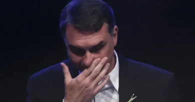 Flávio escreve carta a Bolsonaro, chora e diz que proibir visita no Dia dos Pais é desumano