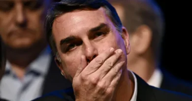 Flávio Bolsonaro diz que filiação dele foi fraudada: sistema tenta me parar, afirma