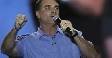 Flávio Bolsonaro tem filiação ao PL retomada pelo TSE após aparecer como filiado ao Missão
