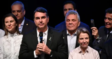 Plano de governo de Flávio Bolsonaro propõe limites ao STF e rebate discurso de Lula sobre soberania