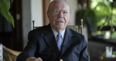 Ex-presidente José Sarney segue internado em hospital de São Paulo