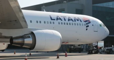 Criança tem dedo gravemente ferido em cinto de segurança em voo da Latam