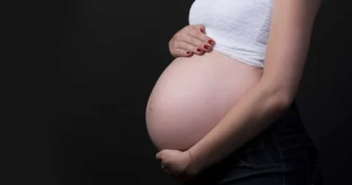 Resistência às vacinas contra gripe e covid coloca gestantes em risco