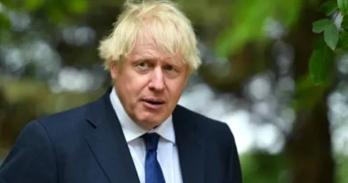 Boris Johnson reage após escapar a ataque russo: “Lógica distorcida”
