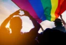 Homens gays que se consideram afeminados expõem rejeição em aplicativos de namoro