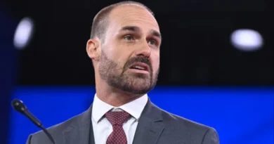 Ministério da Justiça demite Eduardo Bolsonaro da PF por abandono de cargo
