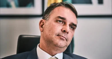 Flávio Bolsonaro usou apartamento de investigado por fraudes no INSS, diz revista