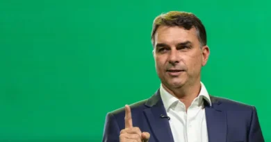 Pastor de Flávio Bolsonaro diz: “Deus odeia o culto à Rainha dos Céus”