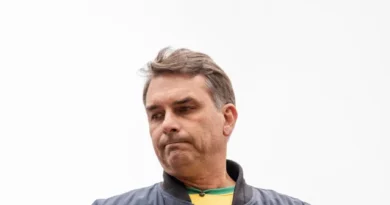 Lindbergh protocola no STF pedido para bloquear R$ 72 milhões em bens de Flávio Bolsonaro