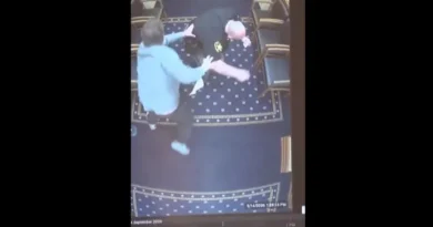 Condenado escapa de algemas e tenta fugir de tribunal nos EUA; vídeo