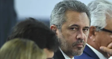 Justiça tira 29 minutos de propaganda de Elmano após peça associar Ciro Gomes a Bolsonaro