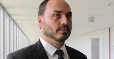 ‘Desculpa, pai. A gente falhou’, diz Carlos Bolsonaro em vídeo após fuga do irmão
