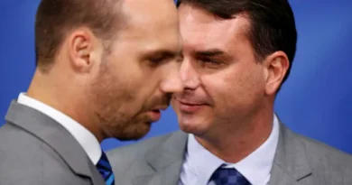 Fuga de Flávio engrossa lista de bolsonaristas que deixaram o país
