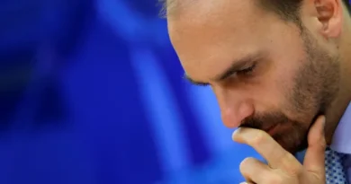 Moraes determina início de pena de Eduardo Bolsonaro e cancela passaportes