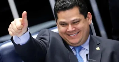 Alcolumbre planeja articular indulto ou anistia a Bolsonaro em busca de votos da direita para se reeleger