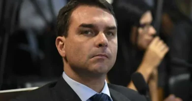 Flávio Bolsonaro atua para cliente de Willer no dia da votação do 6×1