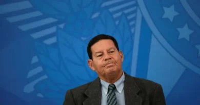 Mourão diz que carta de Flávio é ‘pura ação política’ e que não existe apoio a golpe