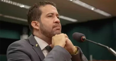 “Alguém vai desmaiar” no debate, diz Janones; afinal, quem é Mariana?