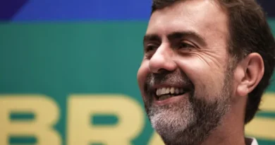 Freixo diz que turismo bateu recordes com Lula, e que Flávio quer privatizar praias