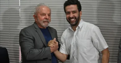Janones sai do hospital, compara Lula a Messi e diz que petista não precisa usar redes sociais