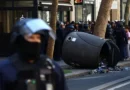 Jovem de 15 anos perde a mão em explosão durante protestos em França
