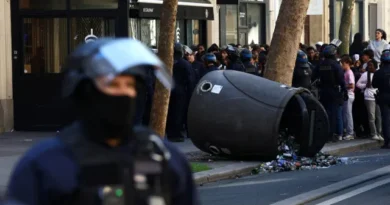 Jovem de 15 anos perde a mão em explosão durante protestos em França