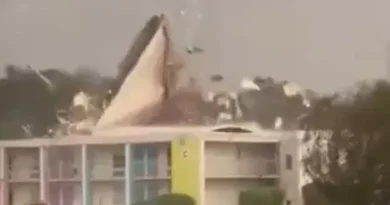 Ventos do furacão Isaías arrancam telhado de hotel na Flórida; vídeo