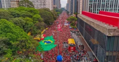 Lula reúne multidão histórica em SP e pede mobilização para o 2º turno