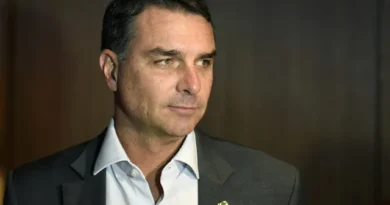Flávio Bolsonaro enfrenta isolamento após carta golpista e operação despiste com fuga para os EUA