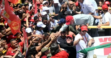 Apoiadores de Lula reagem a ataque de Flávio Bolsonaro sobre nove dedos durante caminhada no Rio