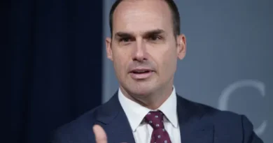 Eduardo Bolsonaro diz que eleição foi fraudada e pede pressão no exterior
