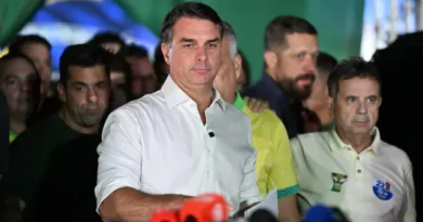 Por que Flávio Bolsonaro teve os passaportes cancelados por Moraes?
