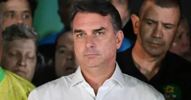 Aliados de Flávio Bolsonaro culpam ChatGPT por vaivém em versões da carta golpista