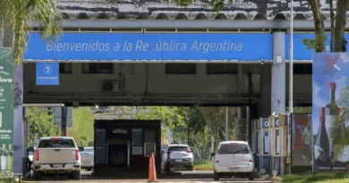 Flávio Bolsonaro e família deixam Argentina em voo privado para Equador