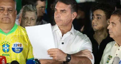 O que diz a carta em que Flávio Bolsonaro se declara presidente eleito?