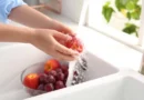 Bicarbonato de sódio ajuda a lavar frutas? Veja o que diz especialista