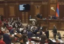 Deputados da Armênia trocam socos em pleno parlamento