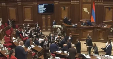Deputados da Armênia trocam socos em pleno parlamento