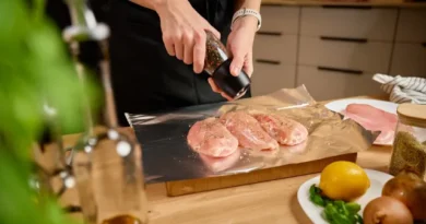 Erro ao preparar frango pode causar contaminação; veja como evitar isso