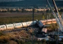 Trem que colidiu na Espanha trafegava entre 160 e 200 km/h, diz relatório preliminar