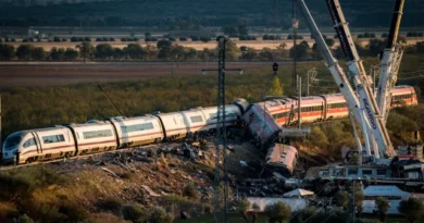 Trem que colidiu na Espanha trafegava entre 160 e 200 km/h, diz relatório preliminar